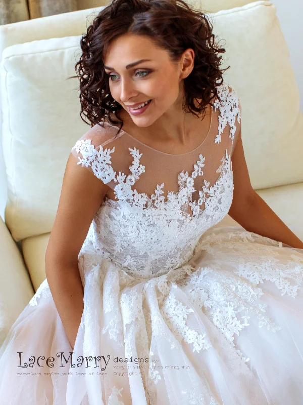 Instant Discount Princess Lace Wedding Dress with Ivory Floral Appliqués